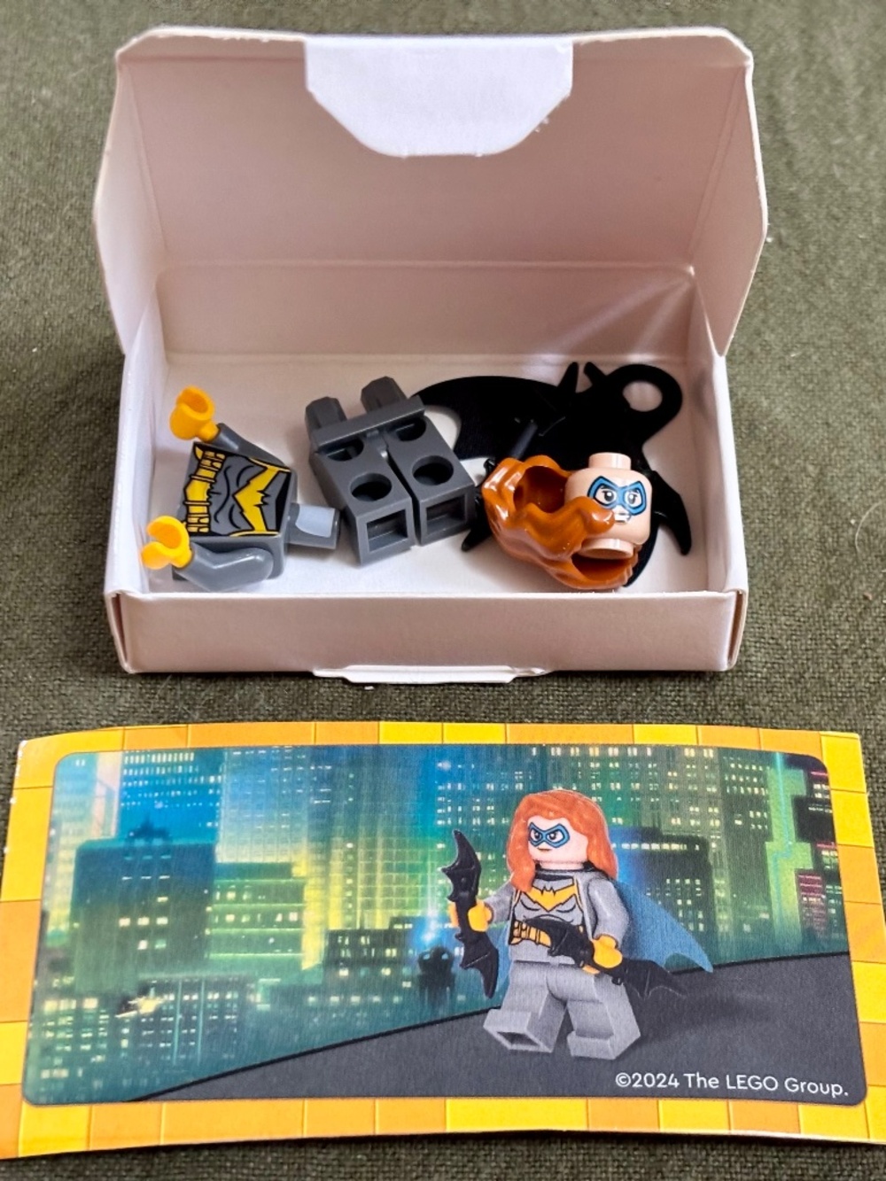 LEGO "Batgirl Minifigure, Dark Bluish Gray Suit (Rebirth)" sh0658 NEVER ASSEMBLE